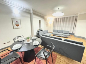 Spacious Hyde Park Family Apartment